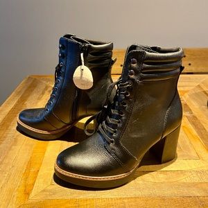 Naturalizer Callie boots Size 7.5 NWT